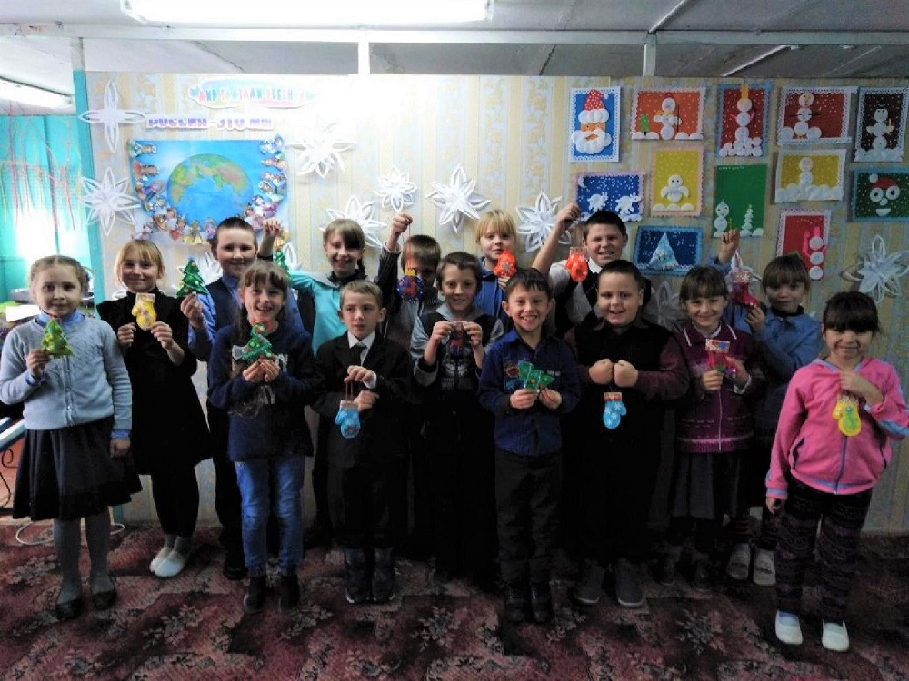 Участники кружка ГОРОД МАСТЕРОВ приготовили подарки для жителей села с ОВЗ